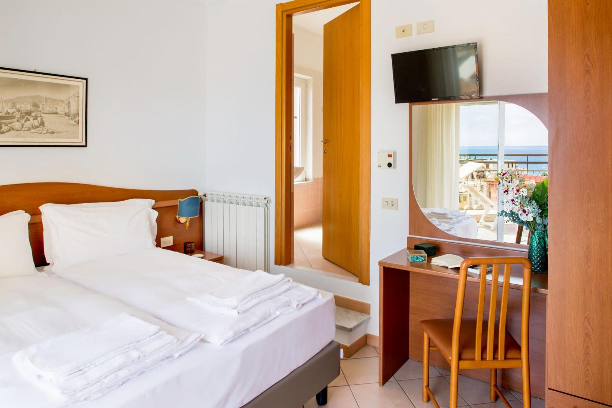 Hotel Tritone Лаїгуелья Екстер'єр фото