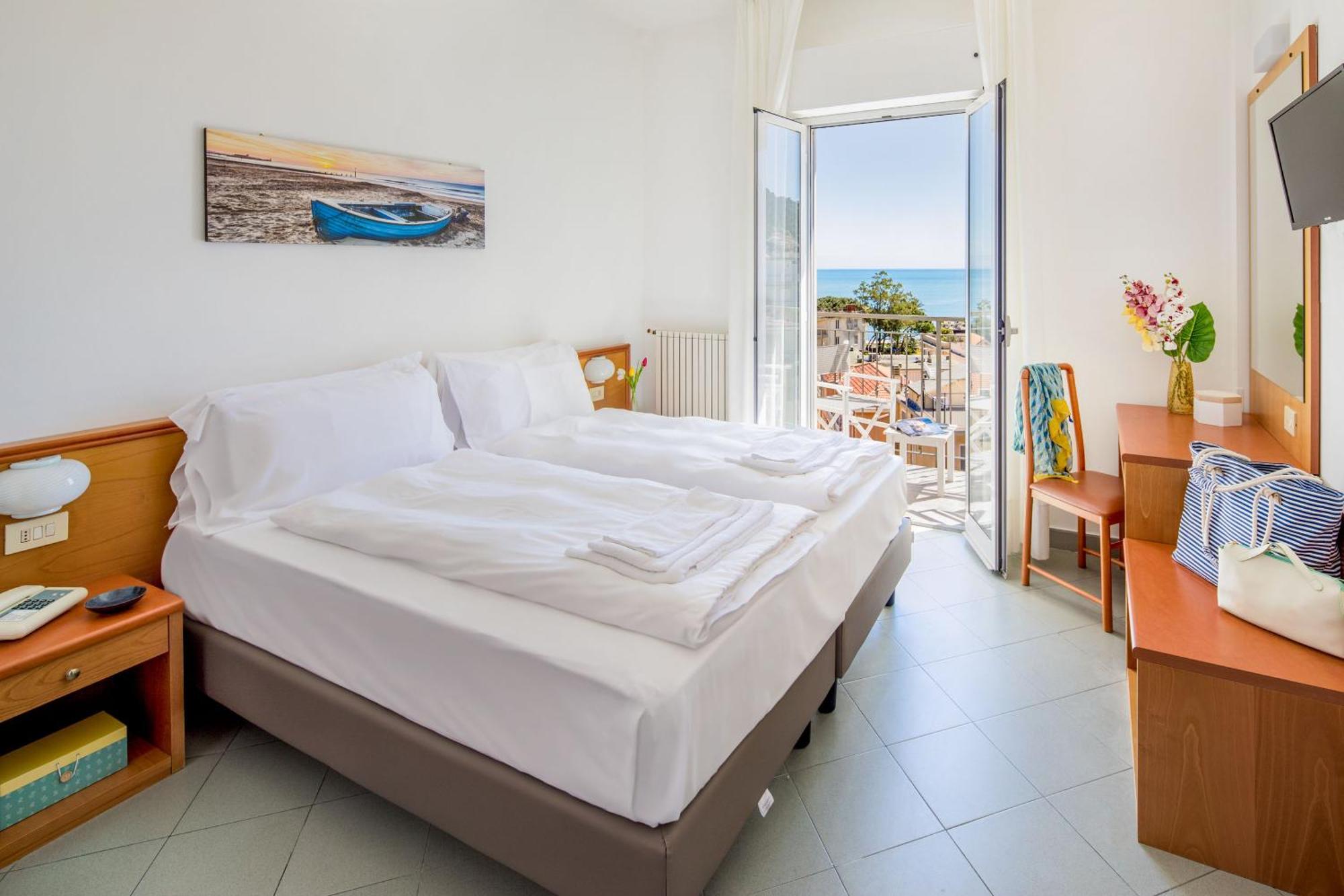 Hotel Tritone Лаїгуелья Екстер'єр фото
