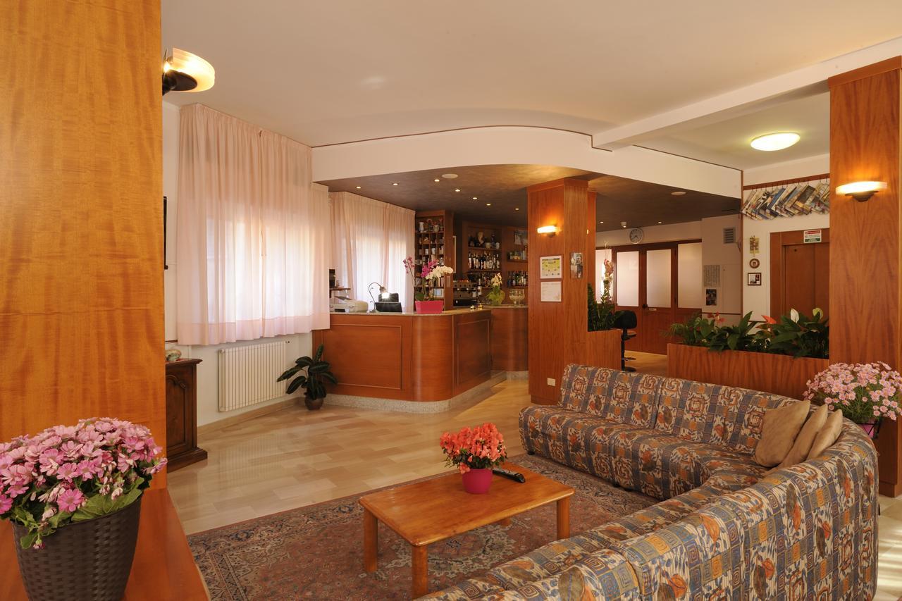 Hotel Tritone Лаїгуелья Екстер'єр фото