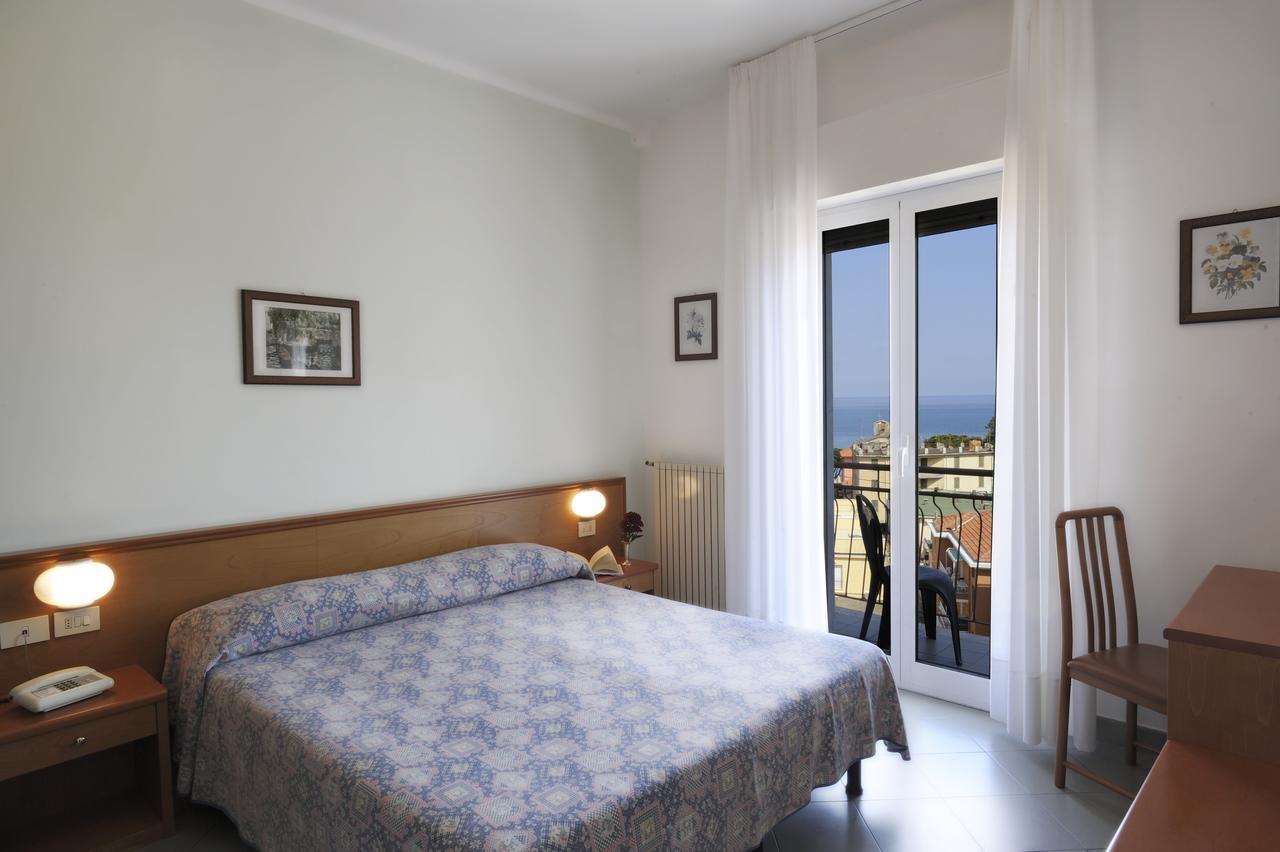 Hotel Tritone Лаїгуелья Екстер'єр фото